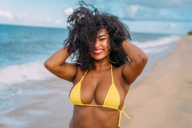 Bella donna latinoamericana in bikini sulla spiaggia