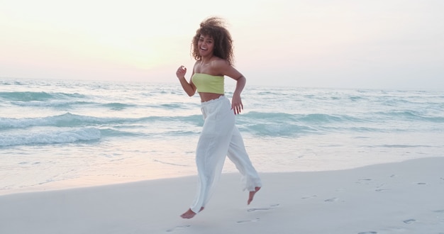 Bella donna latinoamericana sulla spiaggia