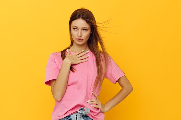 Bella donna magliette rosa e pantaloncini di jeans in posa Stile di vita inalterato