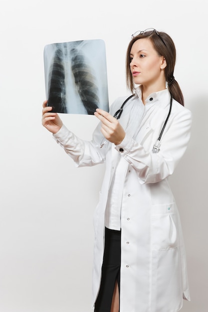 Bella donna medico con radiografia dei polmoni, fluorografia, radiografia isolata su sfondo bianco. Medico femminile in vetri dello stetoscopio dell'abito medico. Personale sanitario, concetto di medicina. Polmonite.