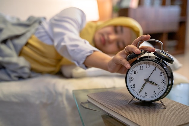 Bella donna musulmana addormentata nel letto