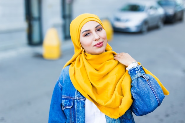 Bella donna musulmana araba che indossa l'hijab giallo