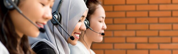 Bella donna musulmana asiatica che lavora nella call center con la sua squadra