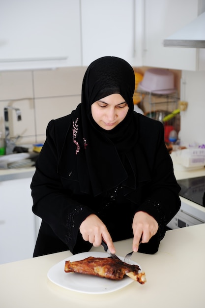 Bella donna musulmana in cucina