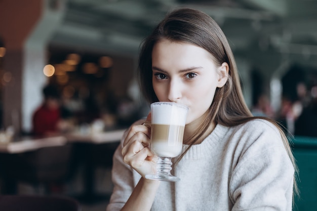 Bella donna naturale in un caffè