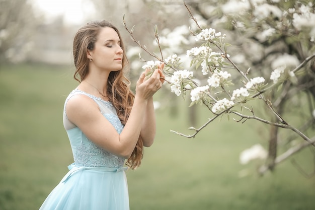 Bella donna naturale nel giardino delle mele