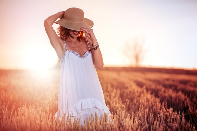 Bella donna nel campo di grano