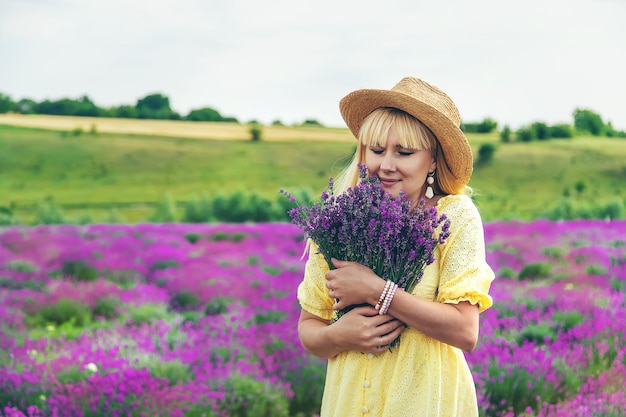 Bella donna nel campo di lavanda Messa a fuoco selettiva