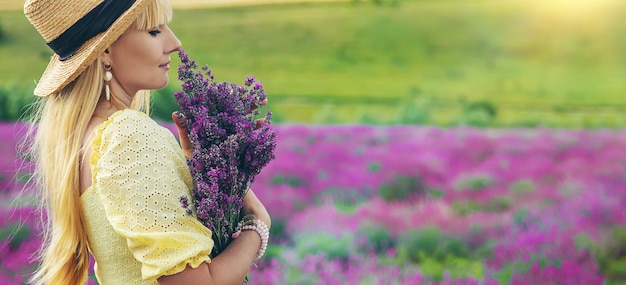 Bella donna nel campo di lavanda Messa a fuoco selettiva