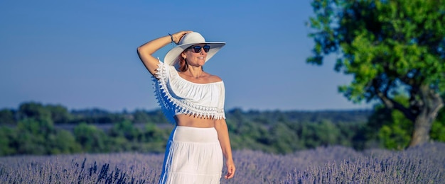 Bella donna nel campo di lavanda