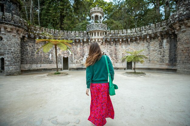 Bella donna nel Parco Naturale di SintraCascais Regione di Sintra Lisbona Portogallo