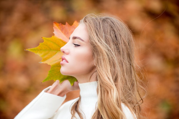 Bella donna nel ritratto di bellezza del fogliame autunnale