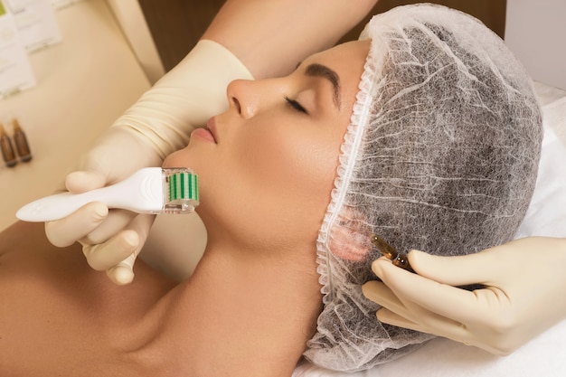 Bella donna nel salone di bellezza durante la procedura di mesoterapia.