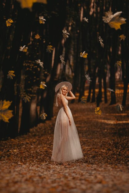 Bella donna nel servizio fotografico autunnale