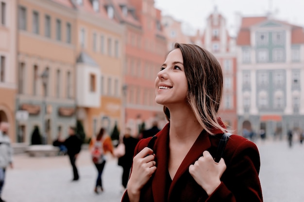 Bella donna nella città vecchia di Wroclaw Polonia