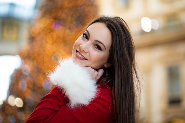 Bella donna nella Galleria Vottorio Emanuele II di Milano durante la vigilia di Natale