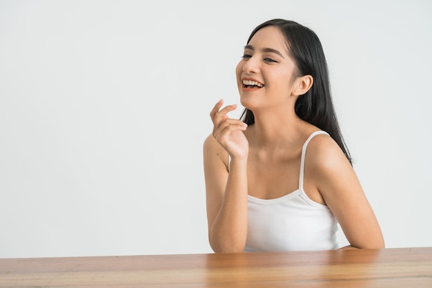 Bella donna per la cura della pelle Viso sorriso a te con muro bianco. bellezza asiatica