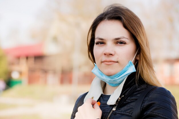 Bella donna respira aria fresca in una maschera sul viso.