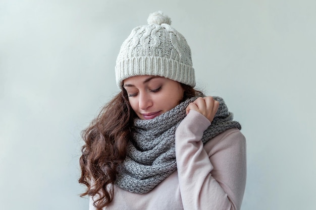 Bella donna ritratto invernale vere emozioni che ride ragazza con i capelli lunghi che indossa vestiti caldi cappello ...