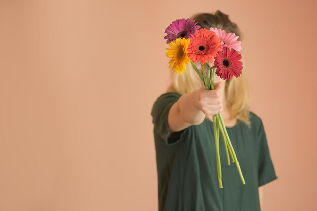 Bella donna romantica con bouquet di camomilla Giovane donna allegra e fiori di camomilla nelle mani