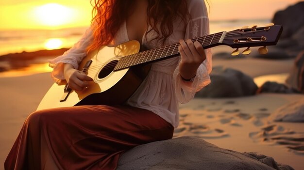 Bella donna romantica riccia con una chitarra seduta sulla spiaggia al tramonto Spazio per il testo