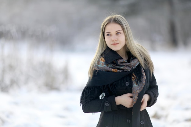 Bella donna russa con una sciarpa in inverno