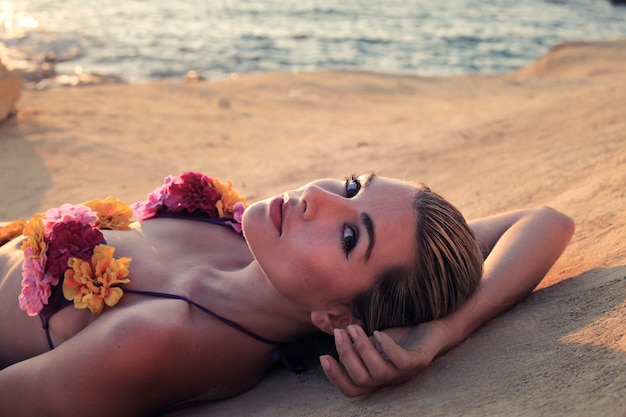 Bella donna sdraiata sulla spiaggia