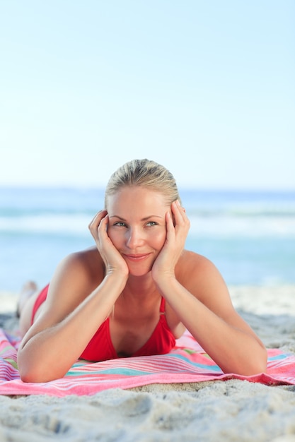 Bella donna sdraiata sulla spiaggia