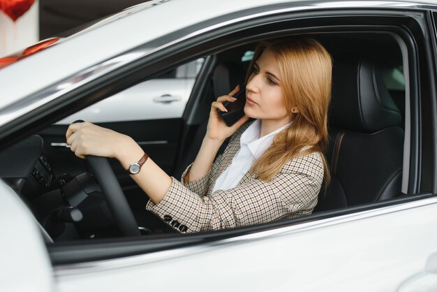 Bella donna seduta al volante di un'auto