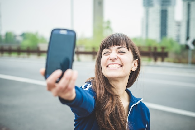 bella donna selfie in un paesaggio desolato