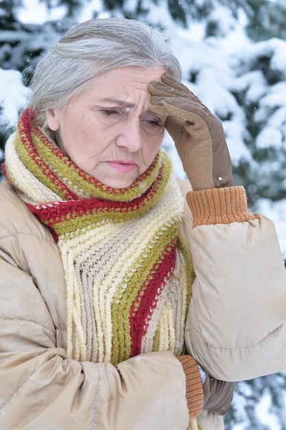 Bella donna senior che posa all'aperto nell'inverno