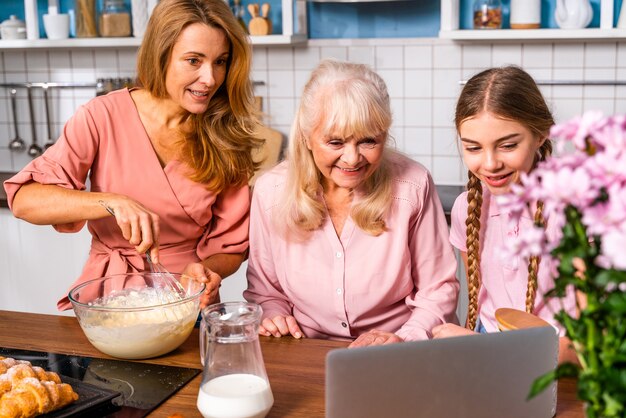 Bella donna senior e famiglia bakin in cucina