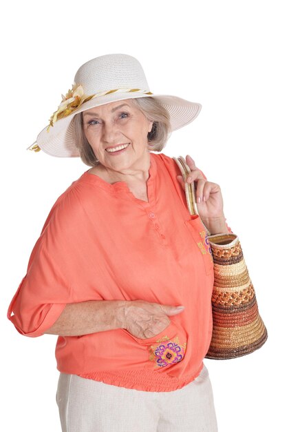 Bella donna senior in cappello bianco su sfondo bianco Concetto di viaggio