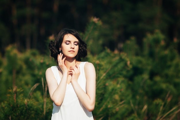 Bella donna sensuale che posa sulla natura verde. Modella.