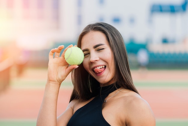 Bella donna sexy e elegante in abbigliamento sportivo alla moda sul campo da tennis