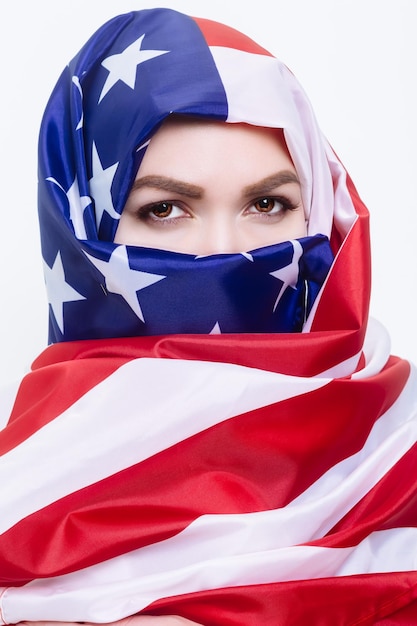 Bella donna siriana che indossa un hijab dalla bandiera americana