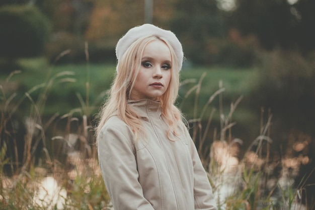 Bella donna sola nel parco d'autunno