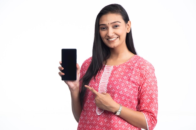 Bella donna sorridente che indica il cellulare