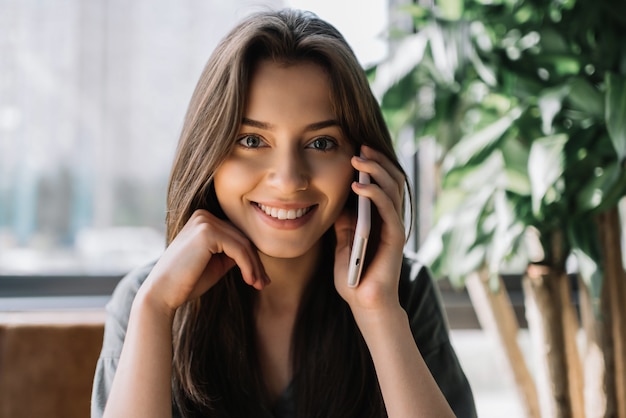 Bella donna sorridente che parla sul telefono cellulare