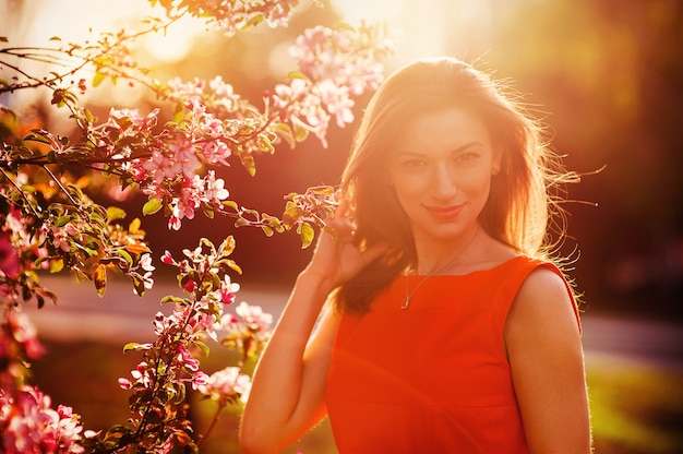 Bella donna sorridente con i fiori di primavera