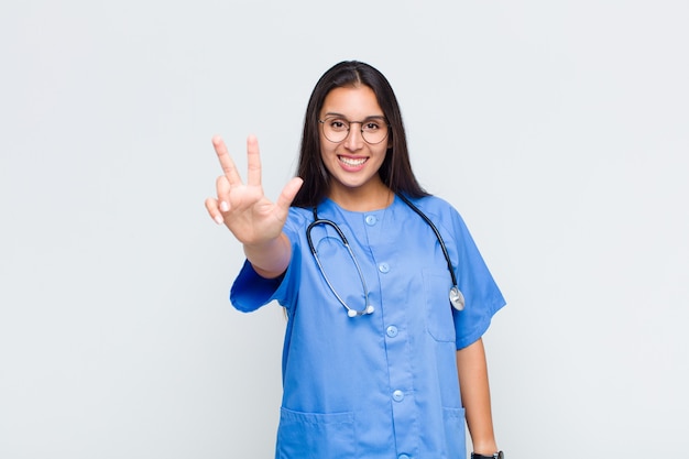 Bella donna sorridente e dall'aspetto amichevole, mostrando il numero uno o il primo con la mano in avanti, contando alla rovescia