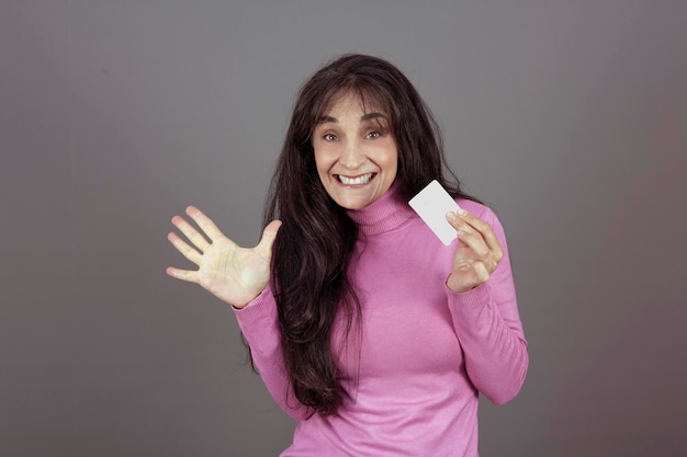 Bella donna sorridente e felice con la carta in mano