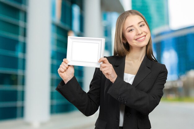 Bella donna sorridente felice che mostra lo spazio della copia