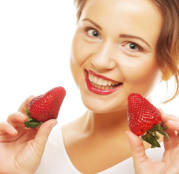 Bella donna sorridente felice con la fragola