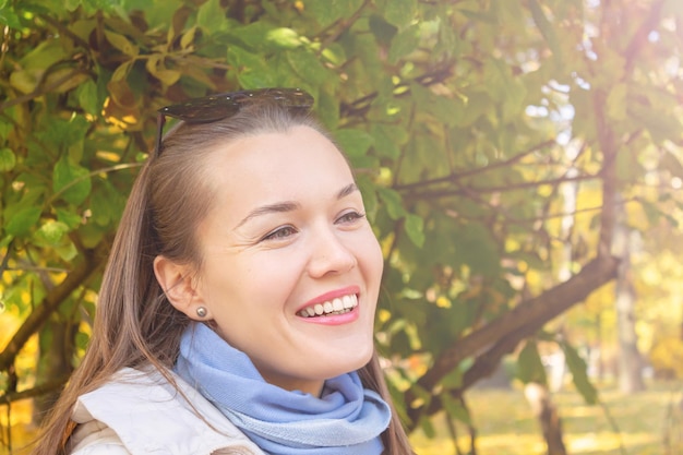 Bella donna sorridente felice nel parco d'autunno