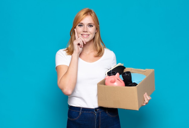 Bella donna sorridente felicemente e sognare ad occhi aperti o dubitare, guardando al lato