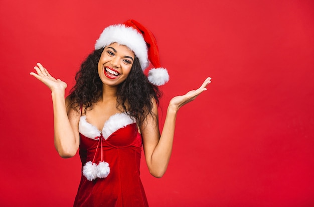 Bella donna sorridente in abiti di Babbo Natale