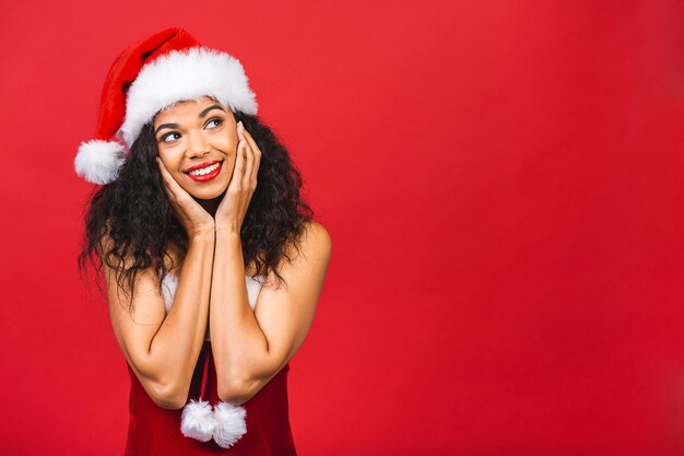 Bella donna sorridente in abiti di Babbo Natale