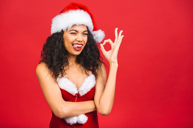 Bella donna sorridente in abiti di Babbo Natale