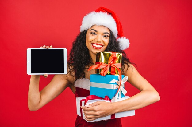 Bella donna sorridente in abiti di Babbo Natale